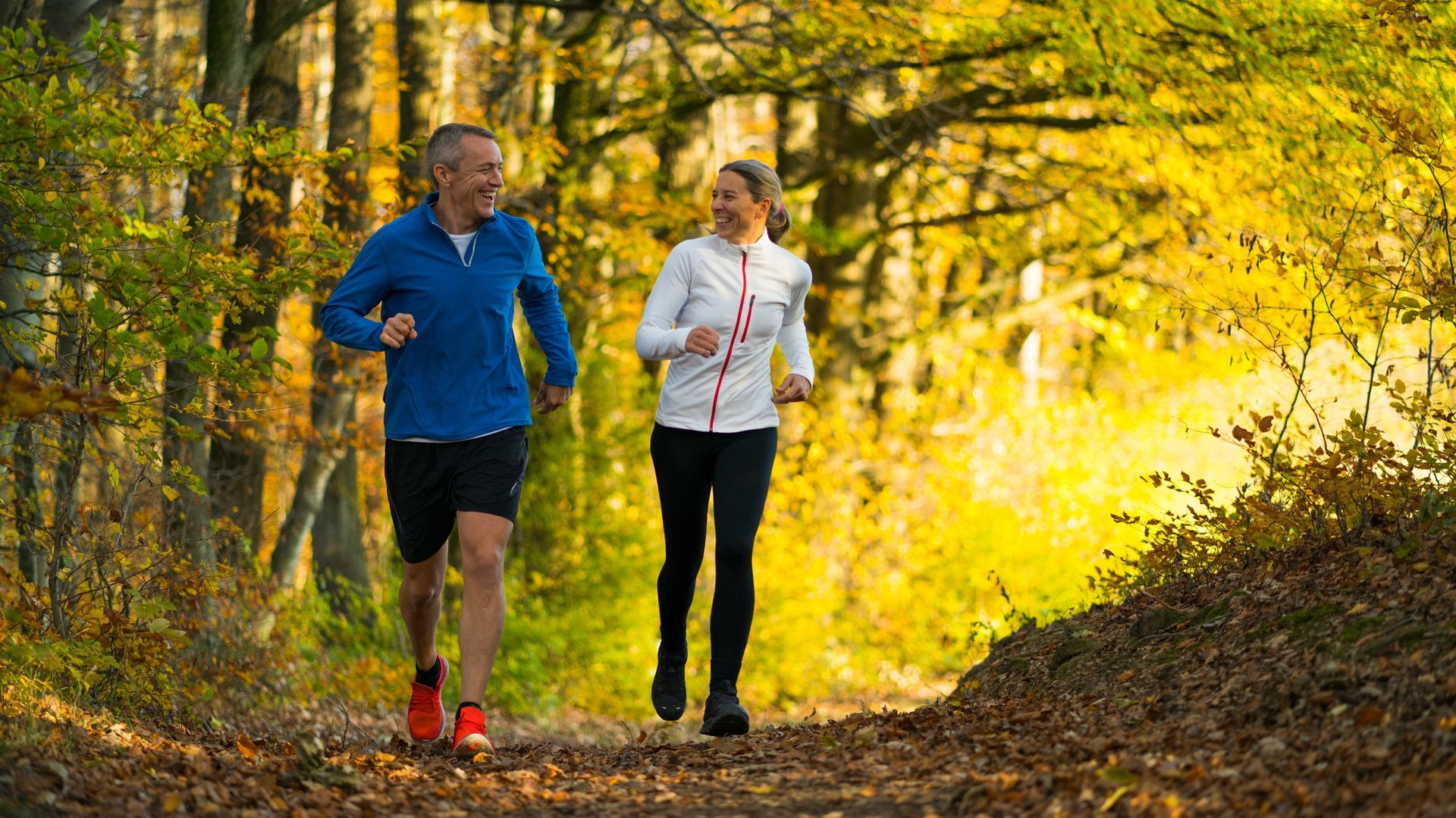 Joggendes Paar im Wald